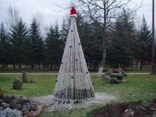 Kalëdinė eglutė iš virvių Butrimonių miestelyje | Kalėdinės eglutės Lietuvoje | 2012