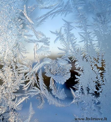 Žiemos piešiniai languose