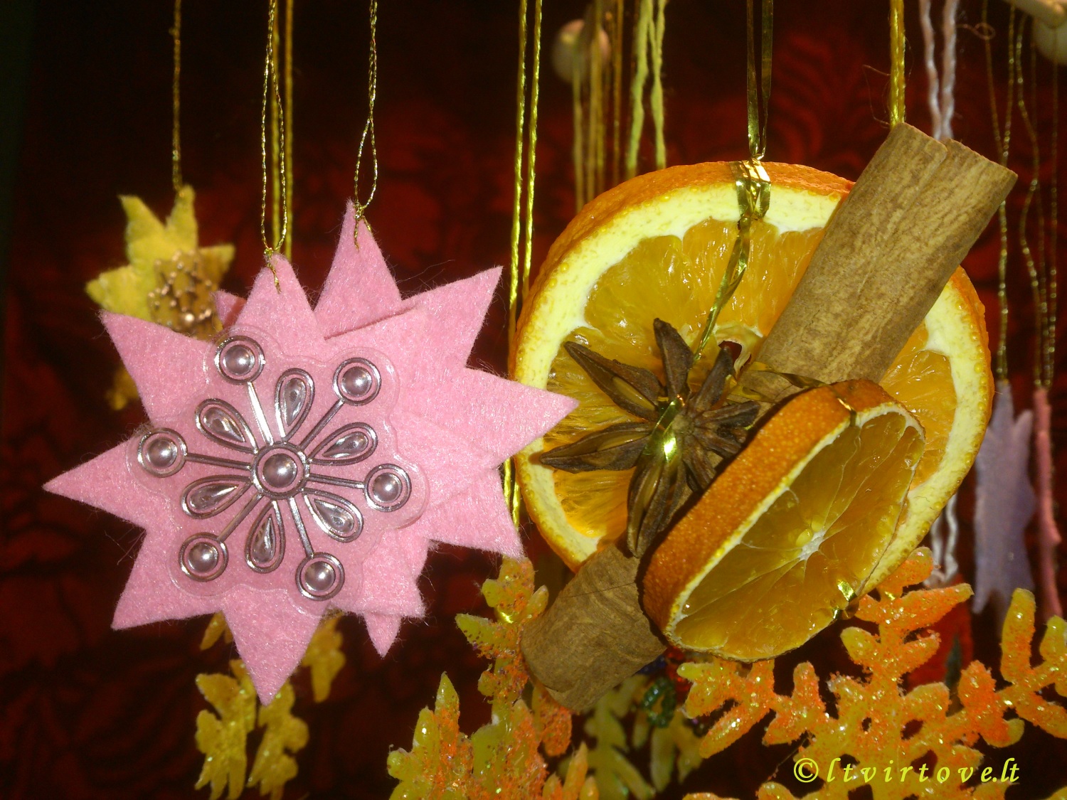 Kalėdinės dekoracijos iš vaisių ir prieskonių