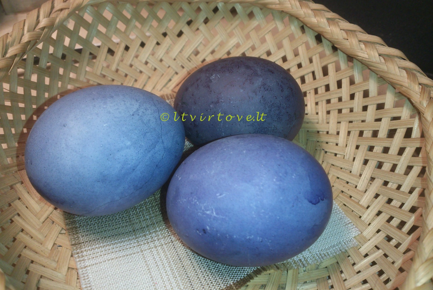 Kiaušinių dažymas mėlynėmis
