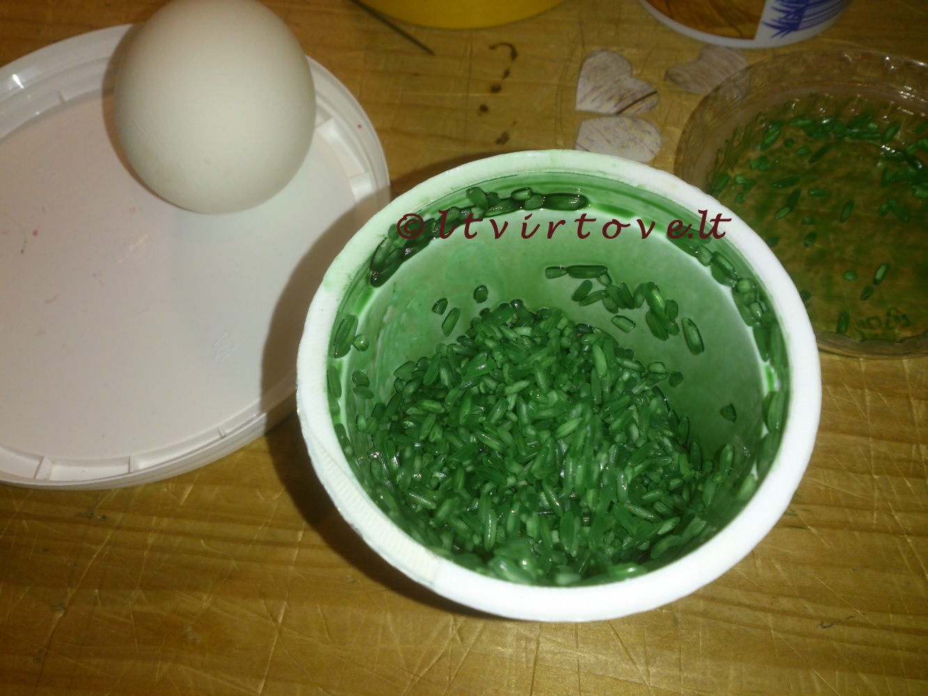 Velykinių kiaušinių marginimas ryžiais